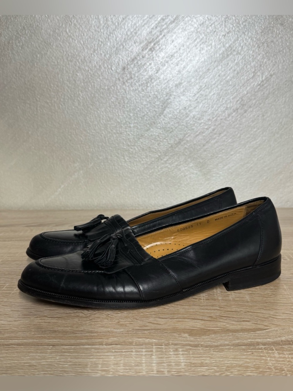 Magnanni black leather kiltie tassel loafers Men’s Size 11D